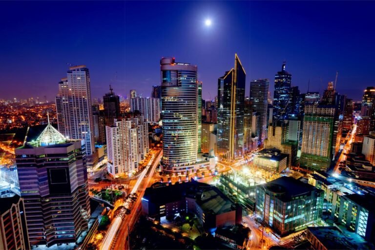paisaje nocturno de ciudad de Manila, Filipinas