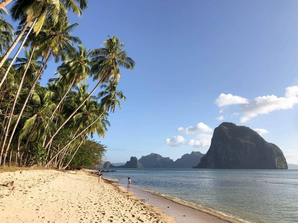 paisaje de acantilados y playa en El Nido Filipinas