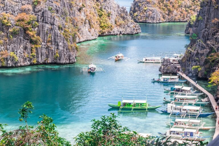 paisaje de acantilados y playa en El Nido Filipinas