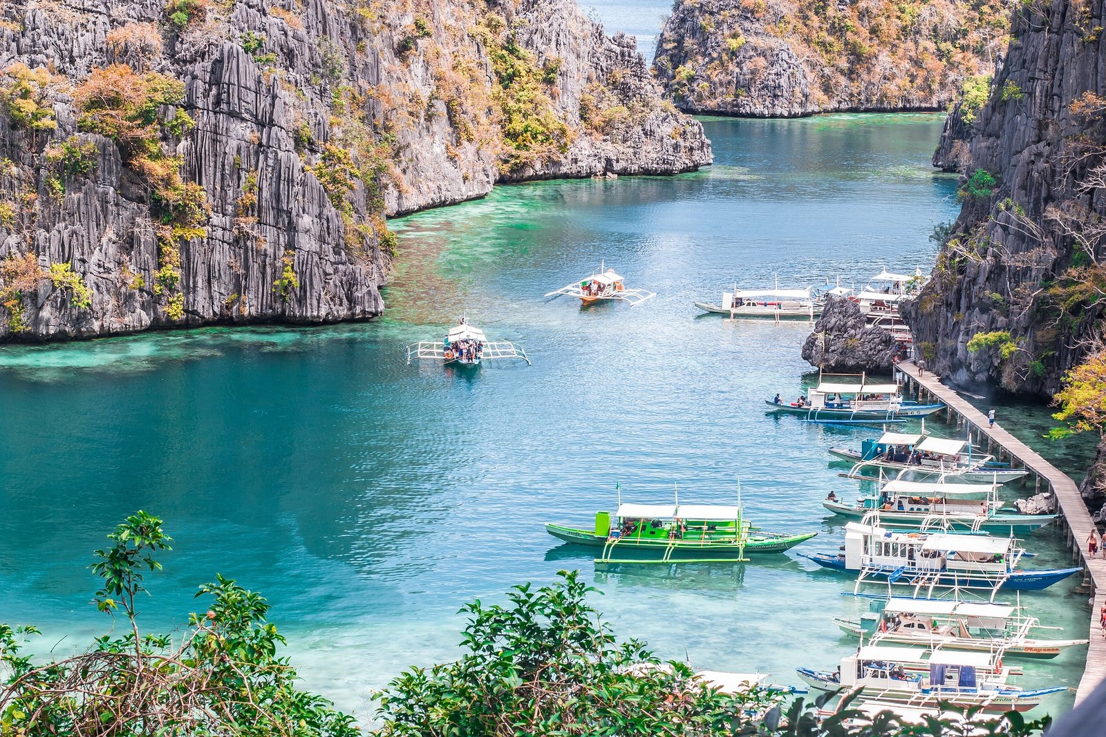 paisaje de acantilados y playa en El Nido Filipinas